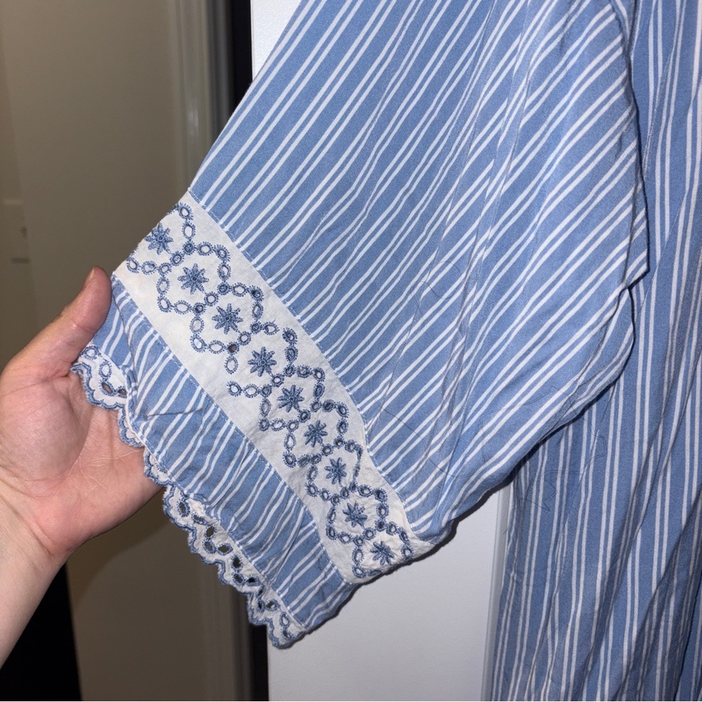 In Bloom Light Blue Striped Robe Size: M/L - Picture 2 of 5